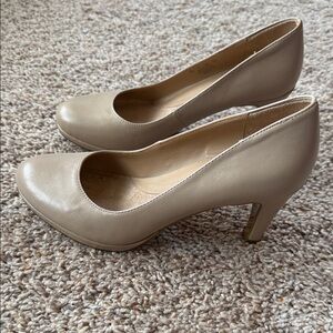 Naturalizer Beige Leather Mid Heel Pumps